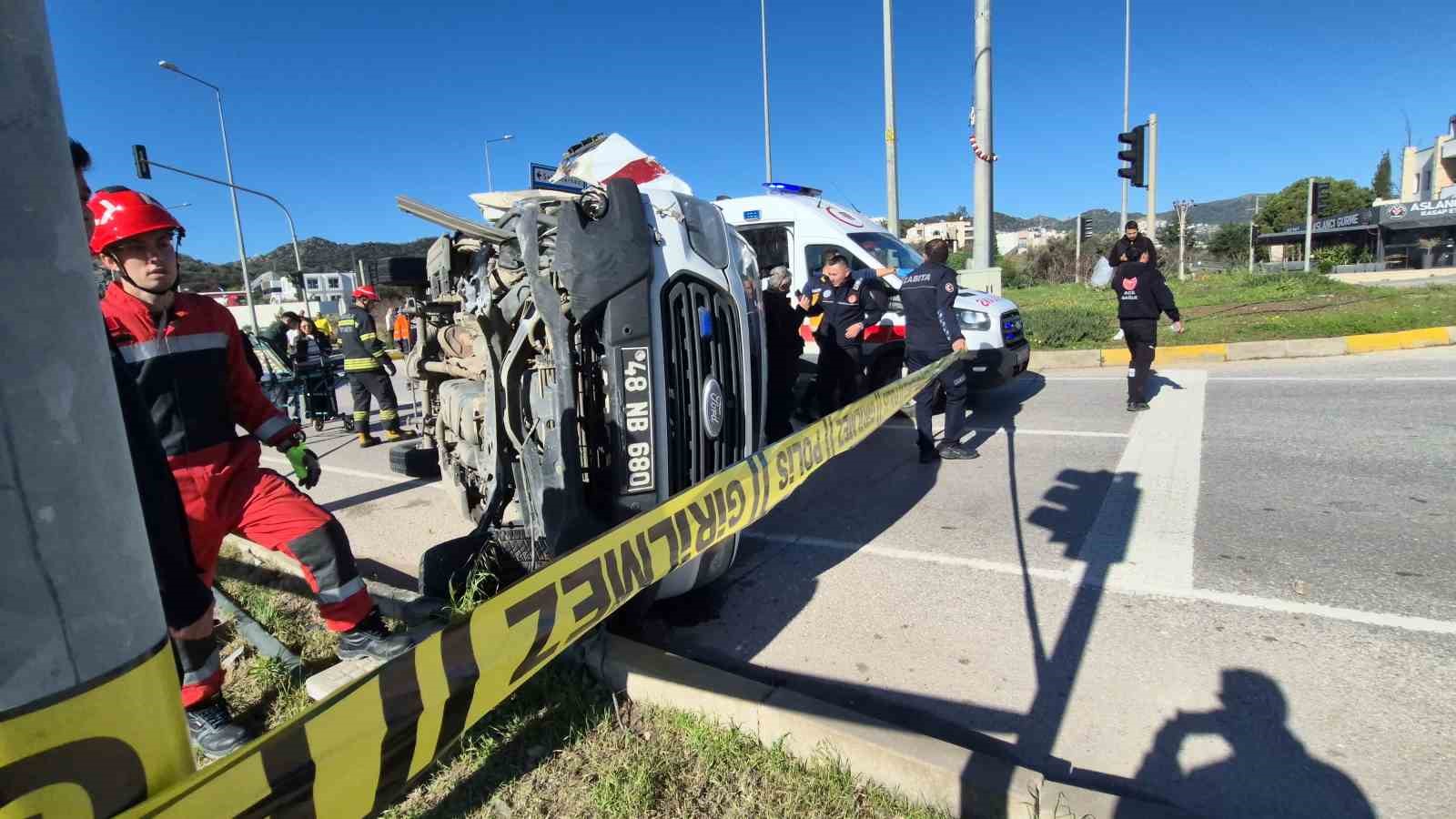 Bodrum’da ambulans devrildi: 4 yaralı

