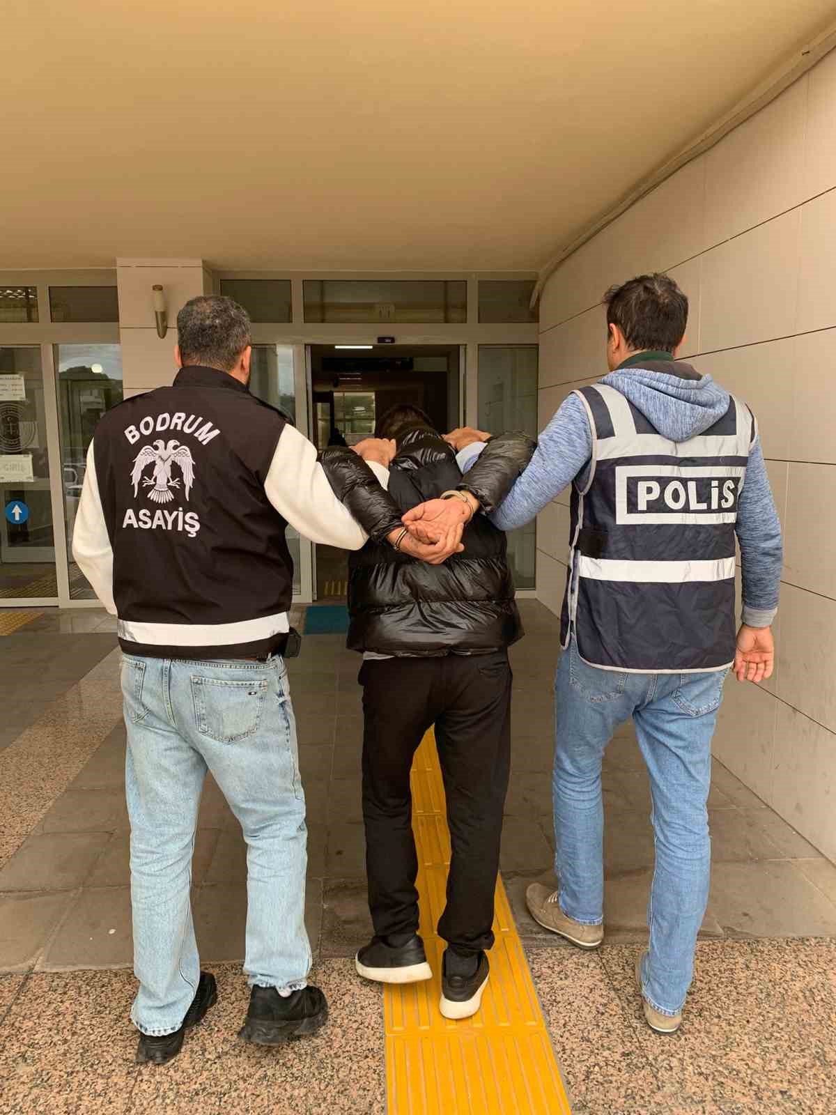 Bodrum’da araçtan hırsızlık olayı ilgili 3 kişi gözaltına alındı
