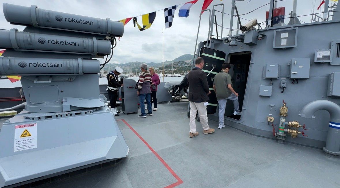Bodrum’da askeri gemi kapısını çocuklara açtı
