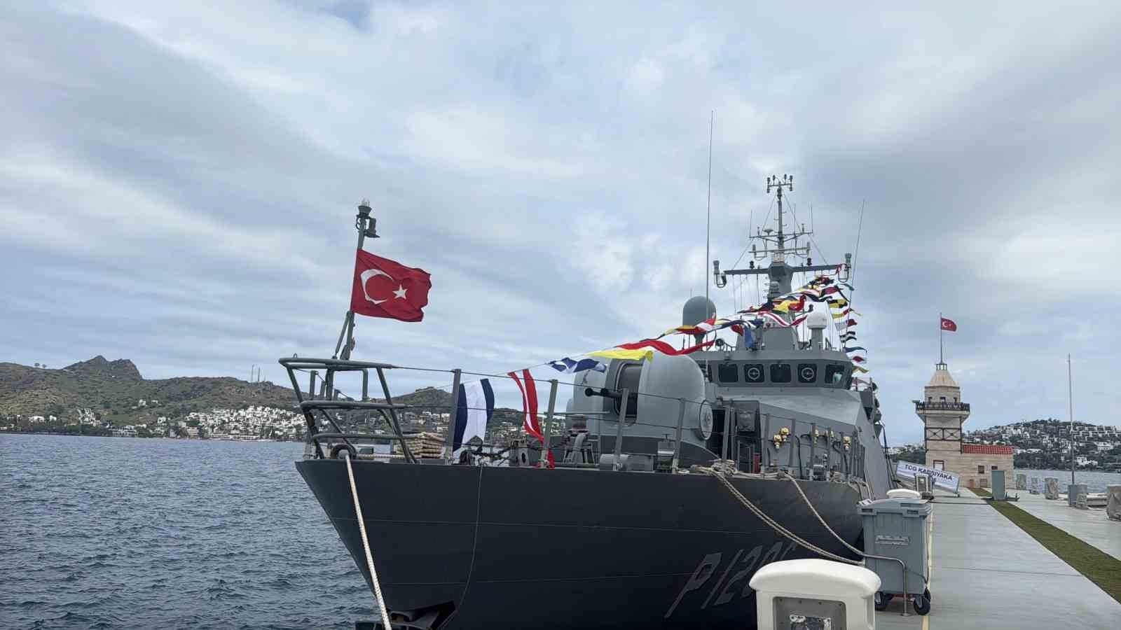 Bodrum’da askeri gemi kapısını çocuklara açtı
