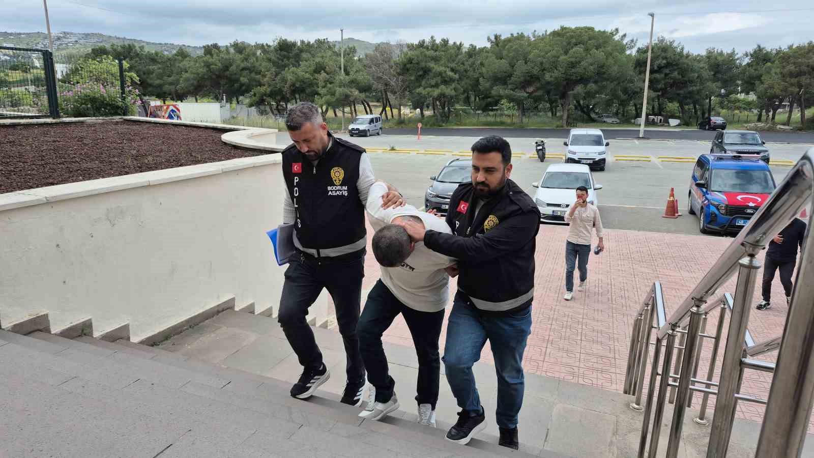 Bodrum’da eski sevgilisini bıçaklayarak yaralayan saldırgan tutuklandı
