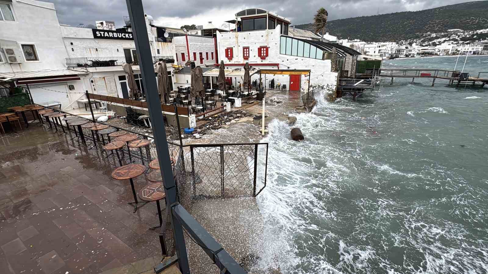 Bodrum’da fırtına 80 kilometre hıza ulaştı
