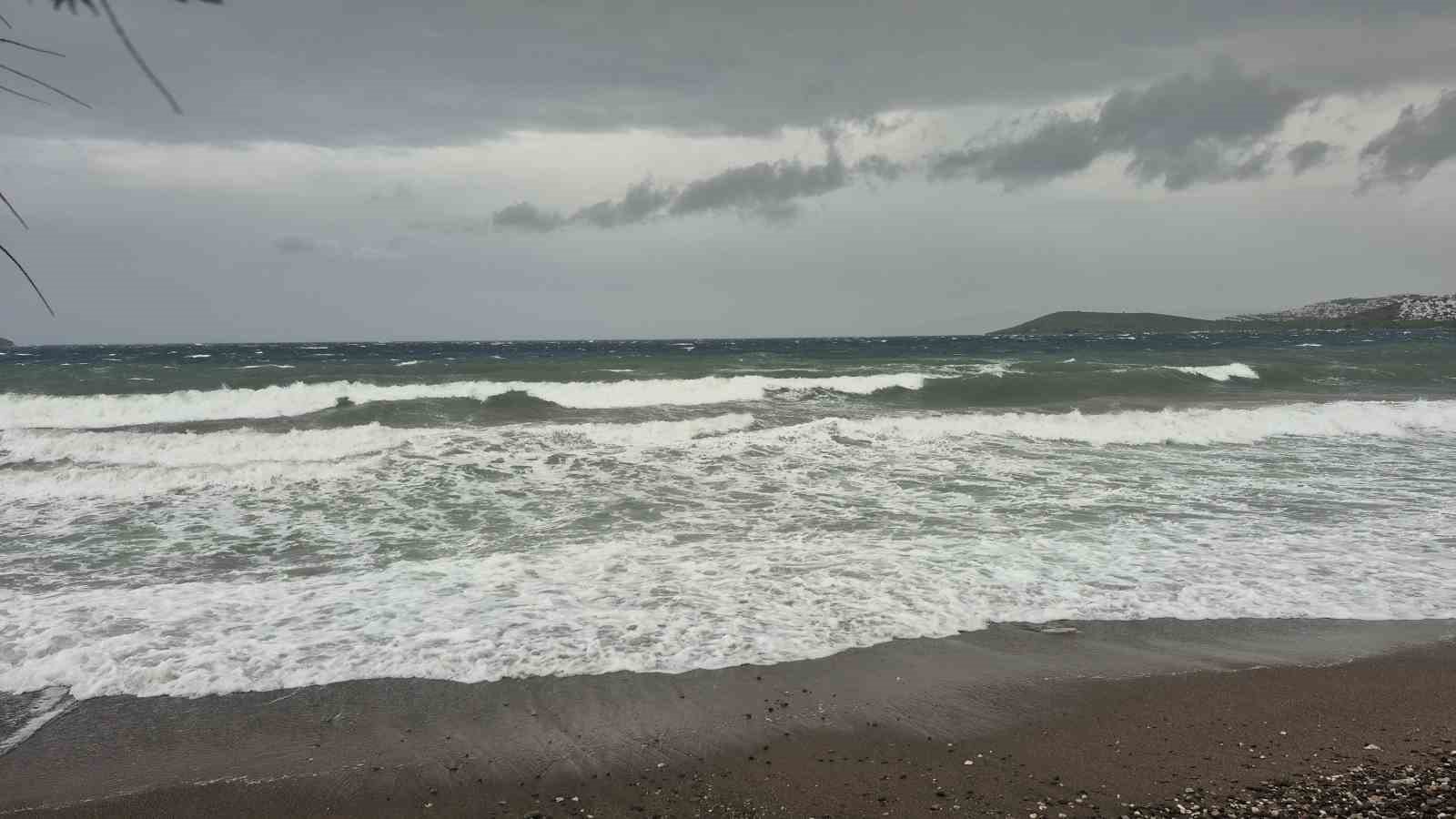 Bodrum’da fırtına etkili oldu, 2 tekne karaya oturdu
