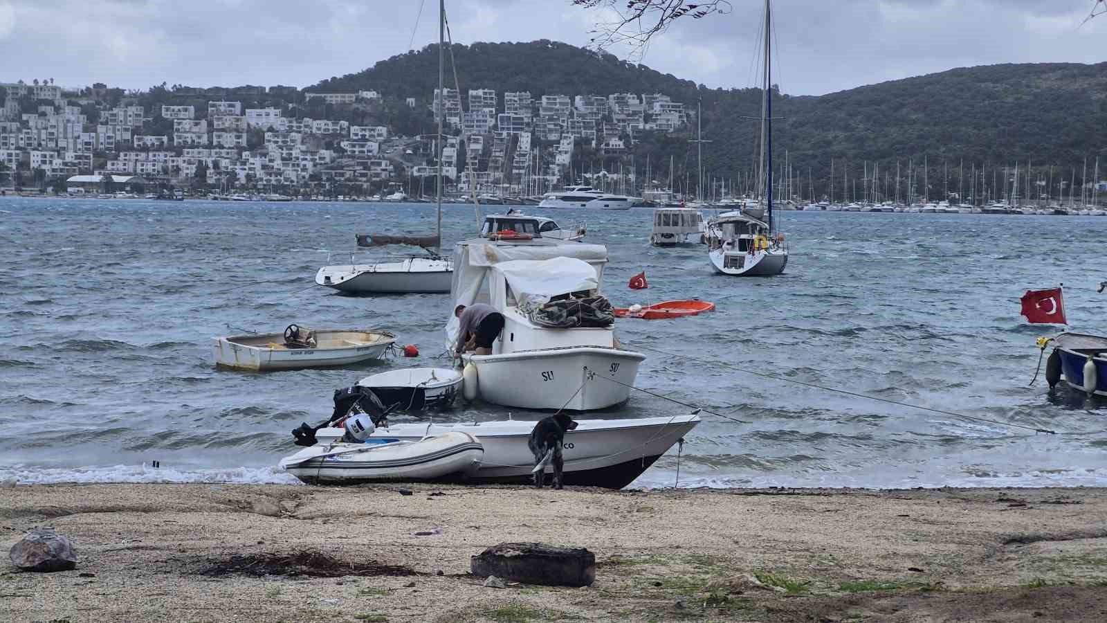 Bodrum’da fırtına etkili oluyor
