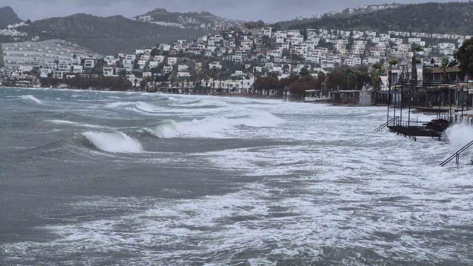 Bodrum’da fırtına etkili oluyor
