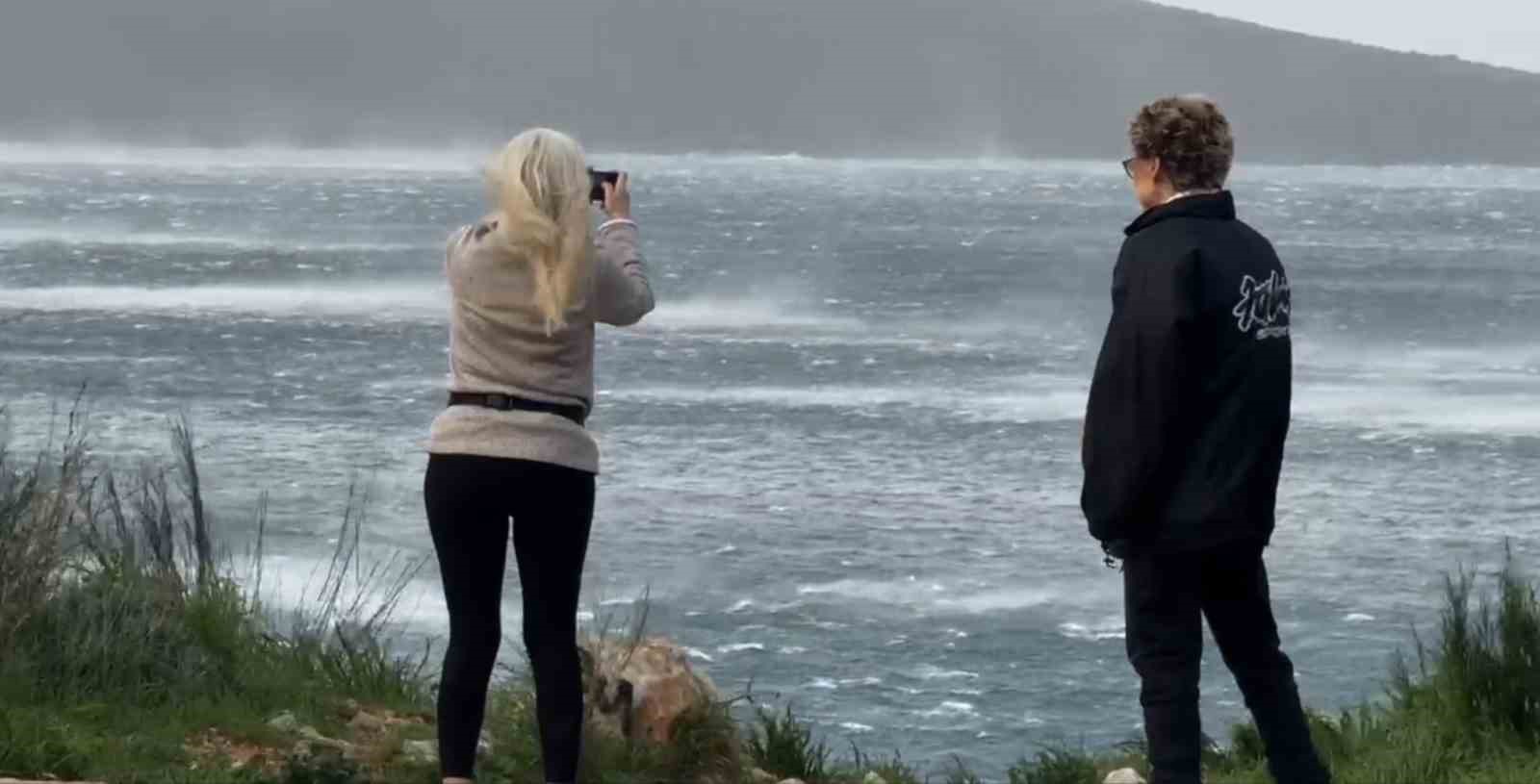 Bodrum’da fırtınada deniz ortasındaki doğa olayı görenleri şaşırttı
