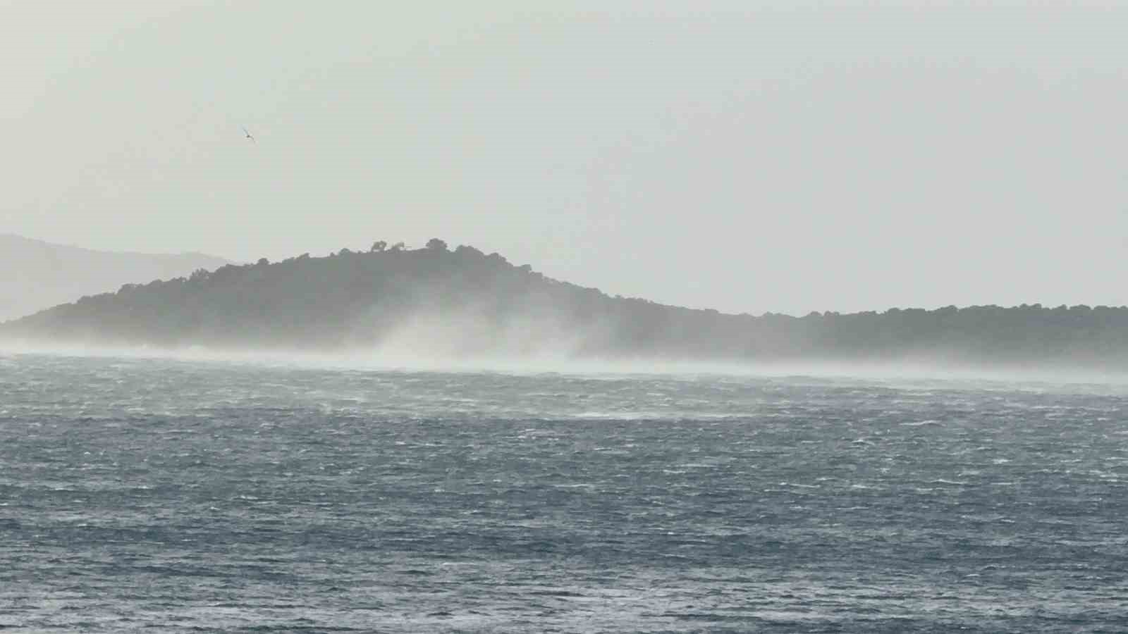 Bodrum’da fırtınada deniz ortasındaki doğa olayı görenleri şaşırttı
