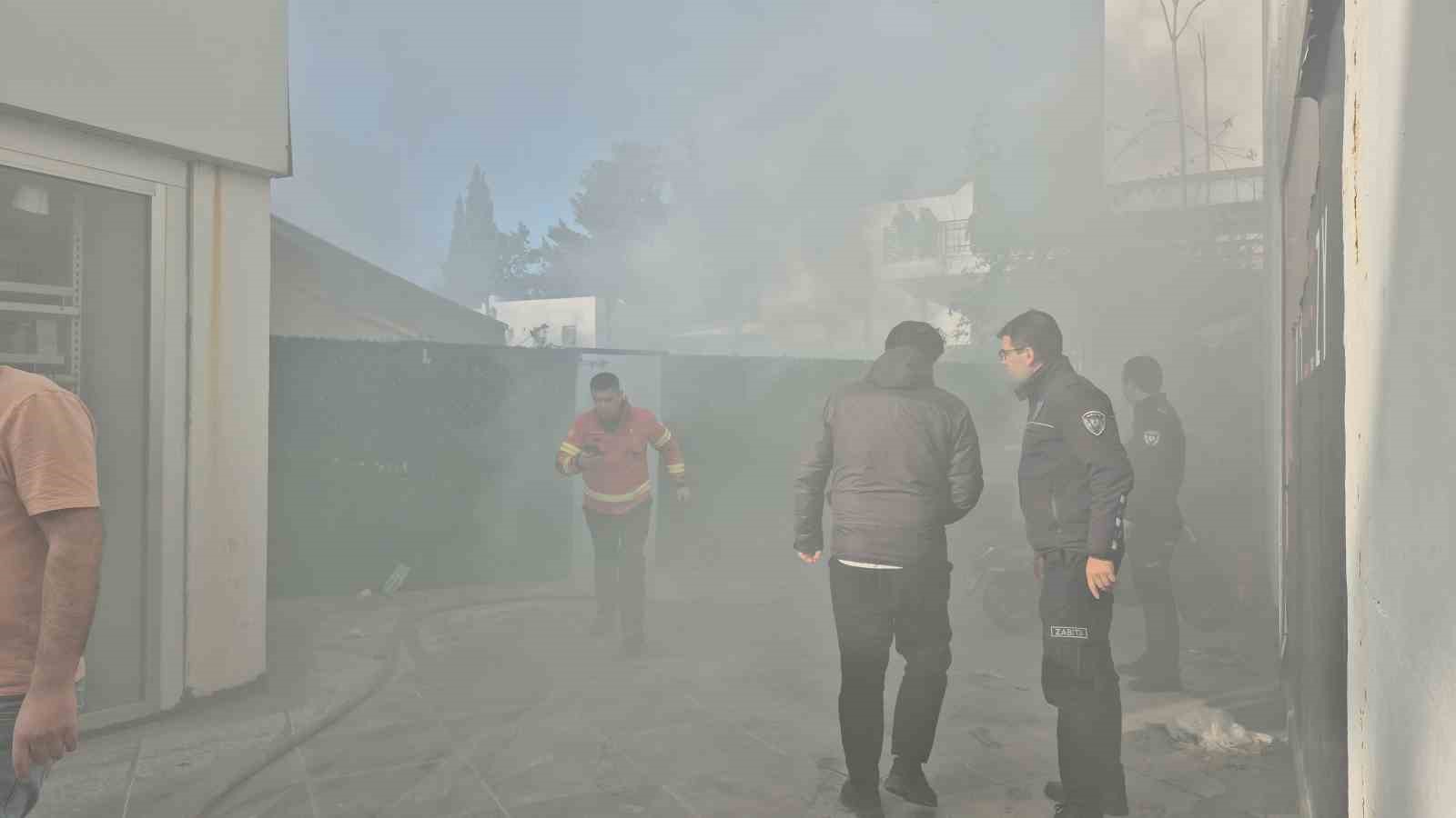 Bodrum’da giyim mağazasının deposunda yangın paniği
