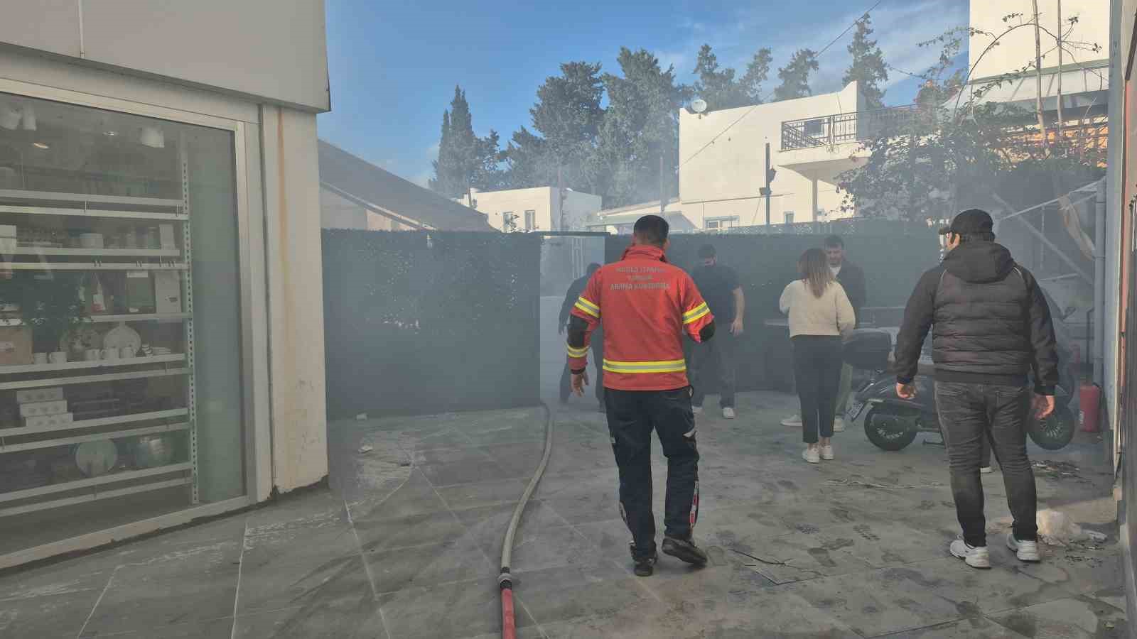 Bodrum’da giyim mağazasının deposunda yangın paniği
