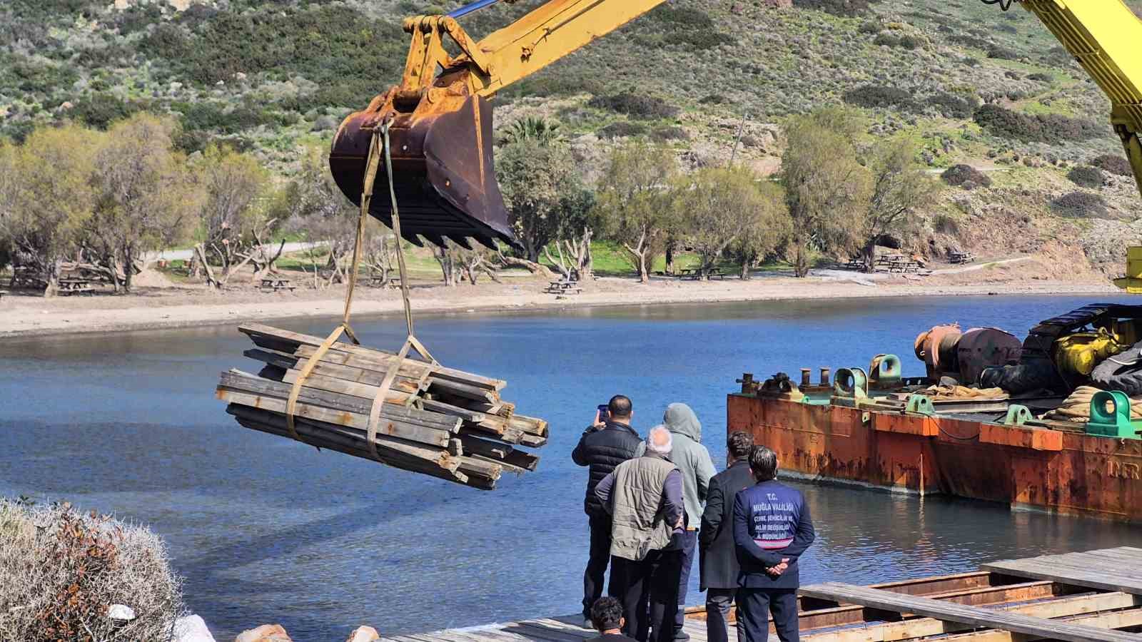 Bodrum’da iskelelerin yıkımına başlandı
