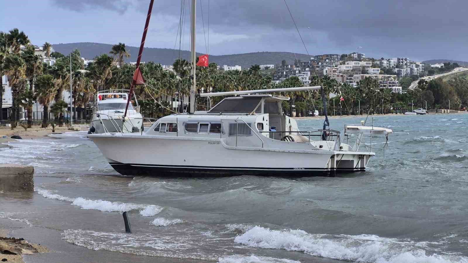 Bodrum’da korku dolu anlar: 8 tekne kıyıya sürüklendi
