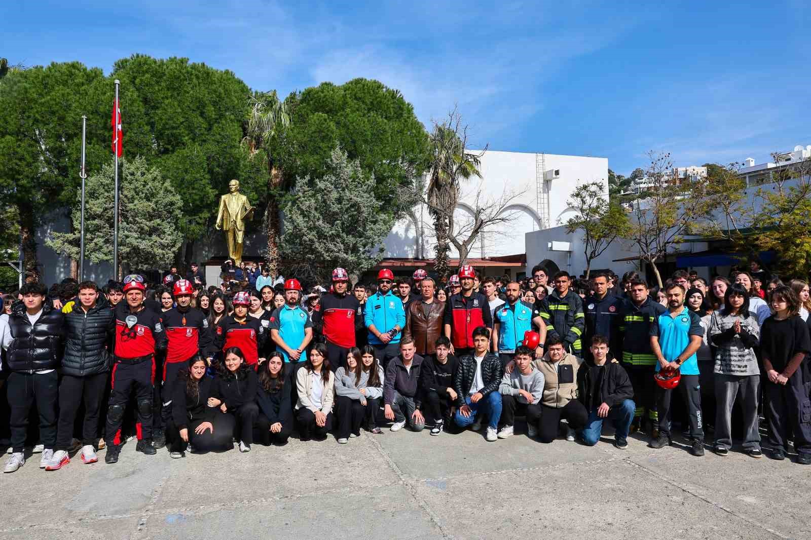 Bodrum’da öğrenciler deprem tatbikatında "çök-kapan-tutun" yaptı
