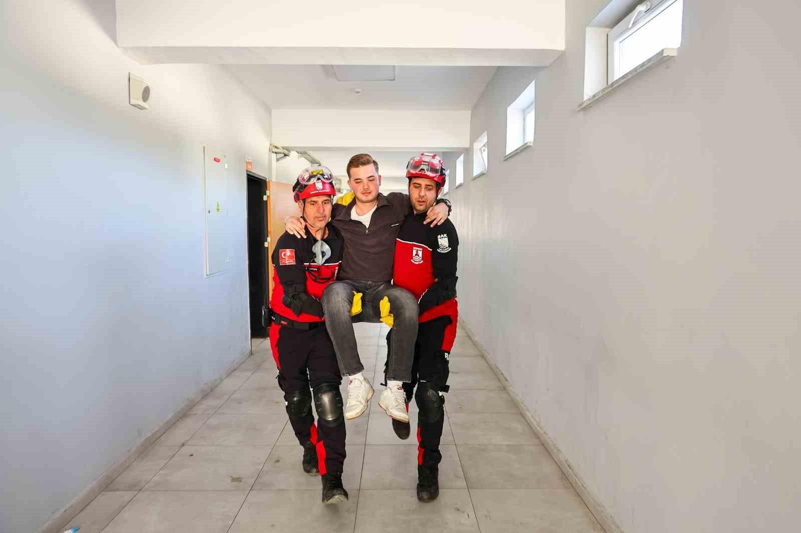 Bodrum’da öğrenciler deprem tatbikatında "çök-kapan-tutun" yaptı
