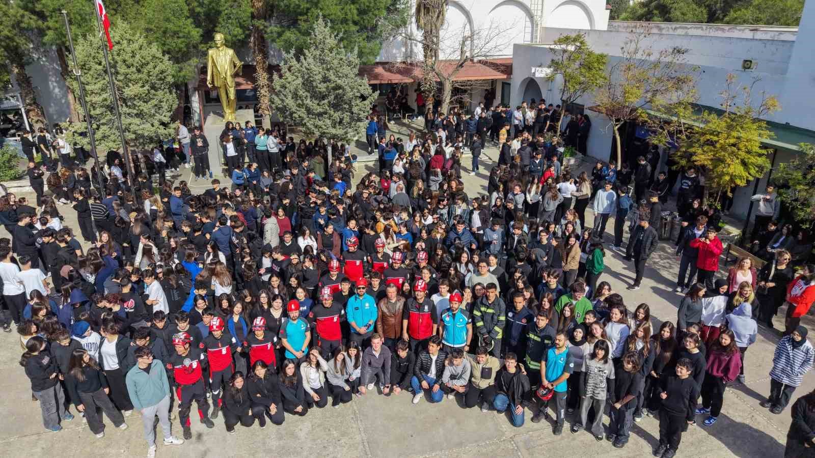 Bodrum’da öğrenciler deprem tatbikatında "çök-kapan-tutun" yaptı
