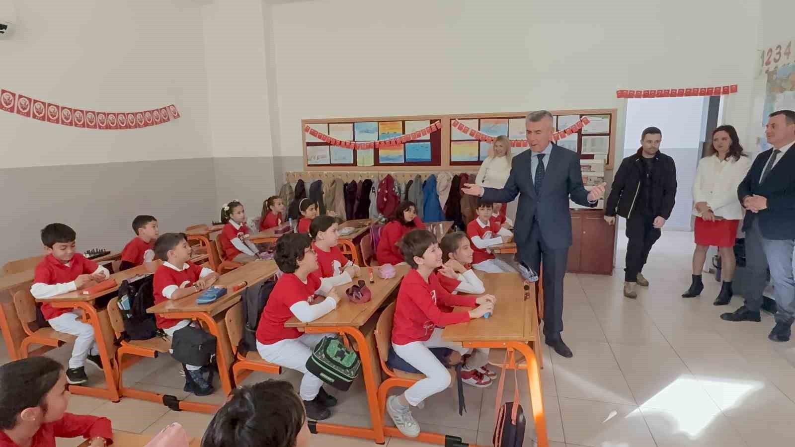 Bodrum’da öğrenciler kırmızı beyaz ay yıldızlı kıyafetlerle eğitime başladı
