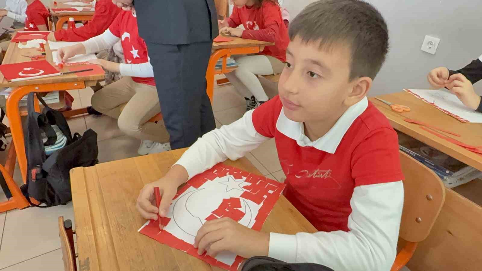 Bodrum’da öğrenciler kırmızı beyaz ay yıldızlı kıyafetlerle eğitime başladı
