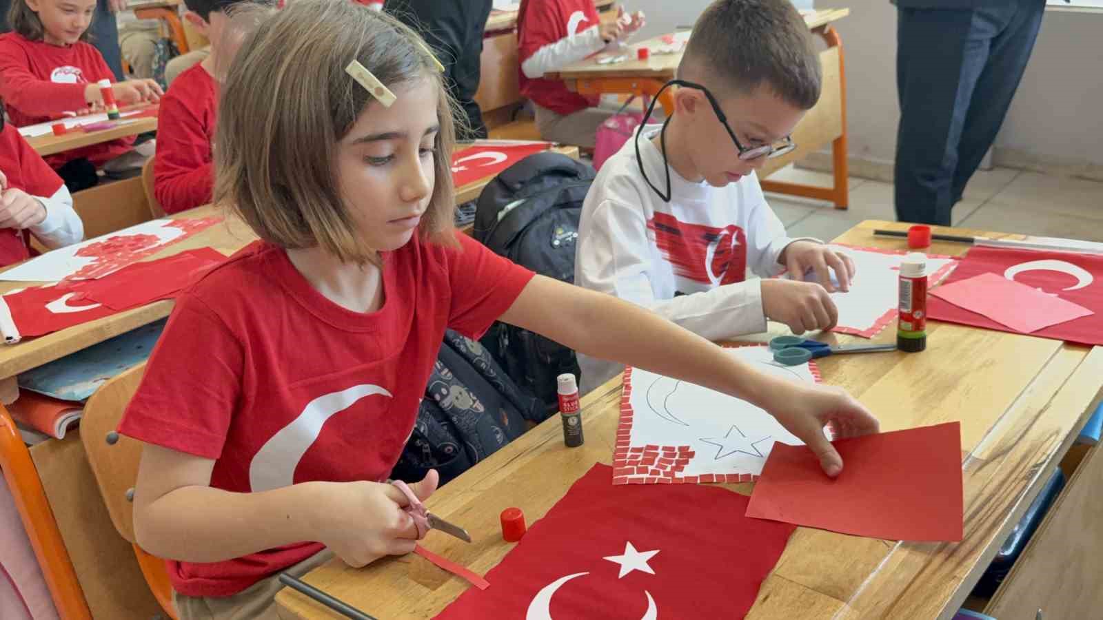 Bodrum’da öğrenciler kırmızı beyaz ay yıldızlı kıyafetlerle eğitime başladı
