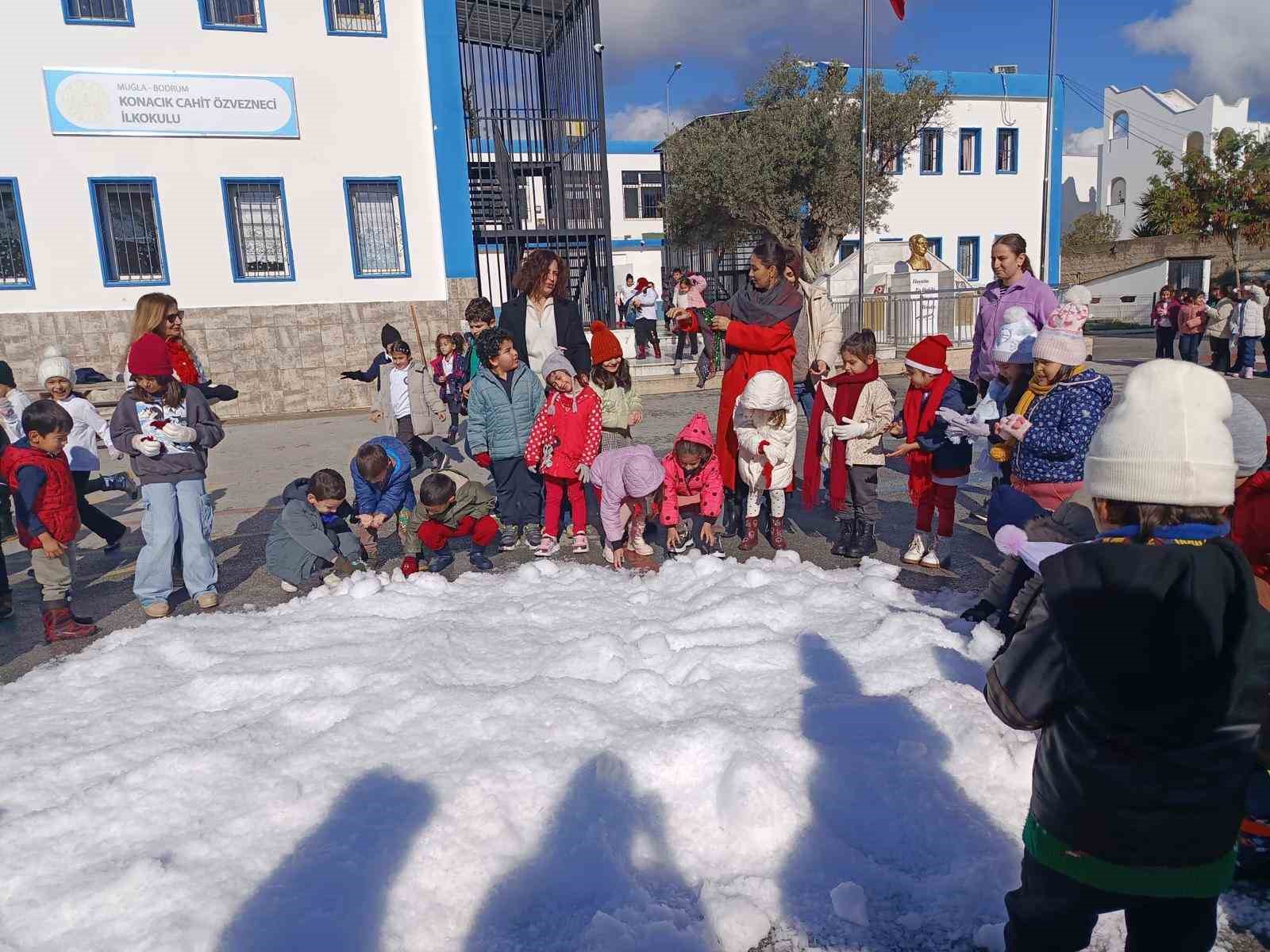 Bodrum’da öğrencilere yapay kar sürprizi
