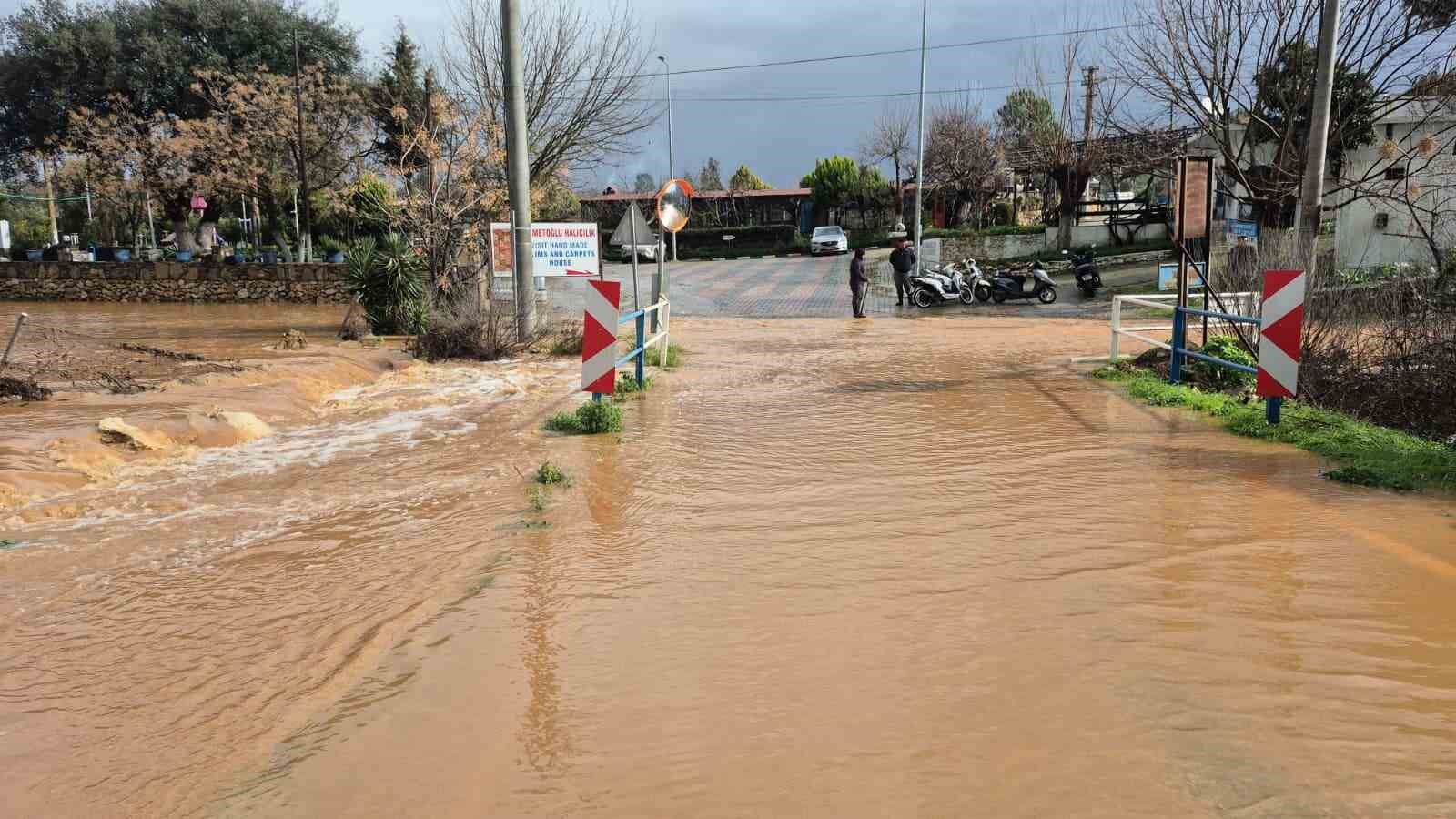 Bodrum’da sağanak yağış etkili oldu, iş yerlerini su bastı
