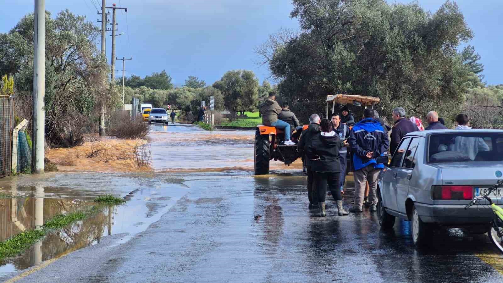 Bodrum’da sağanak yağış etkili oldu, iş yerlerini su bastı
