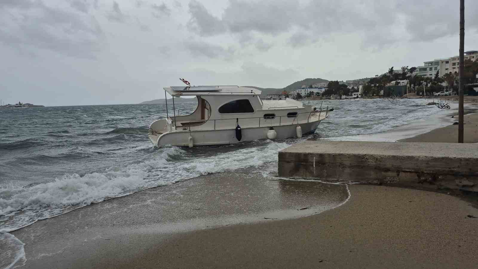 Bodrum’da tekneler karaya vurdu, feribot seferleri yapılamadı
