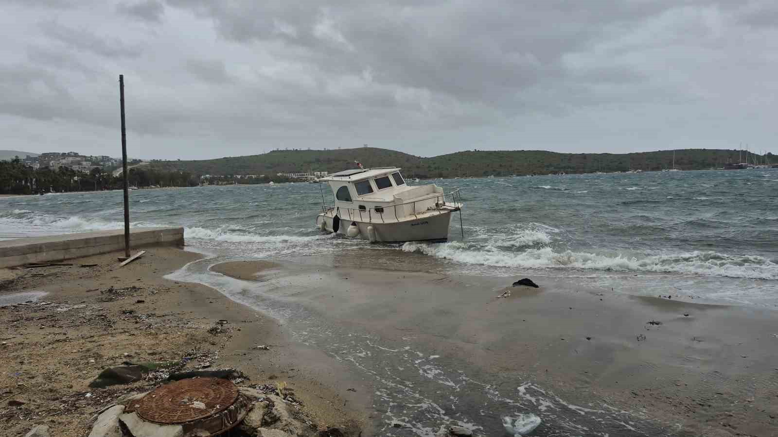 Bodrum’da tekneler karaya vurdu, feribot seferleri yapılamadı
