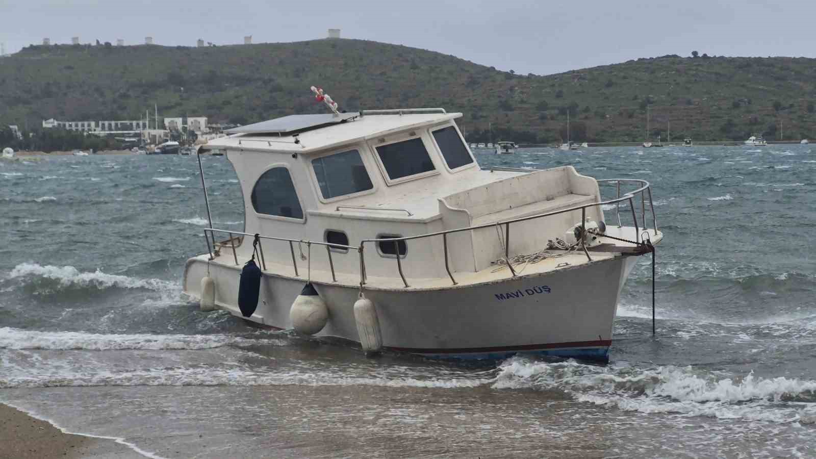 Bodrum’da tekneler karaya vurdu, feribot seferleri yapılamadı

