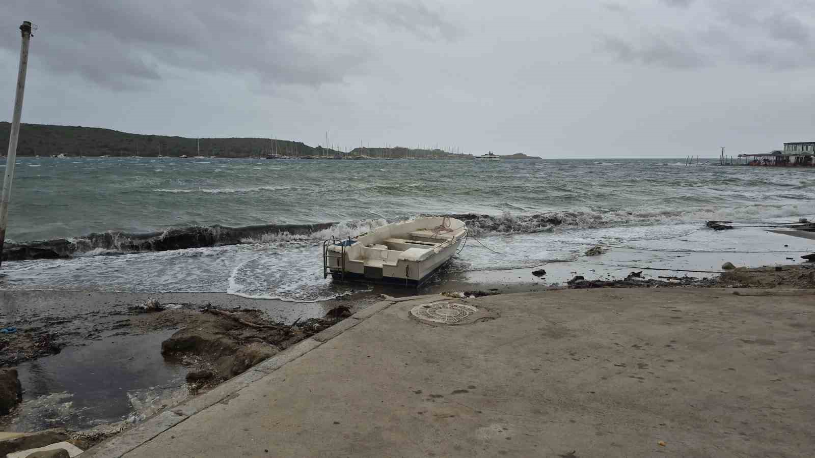 Bodrum’da tekneler karaya vurdu, feribot seferleri yapılamadı
