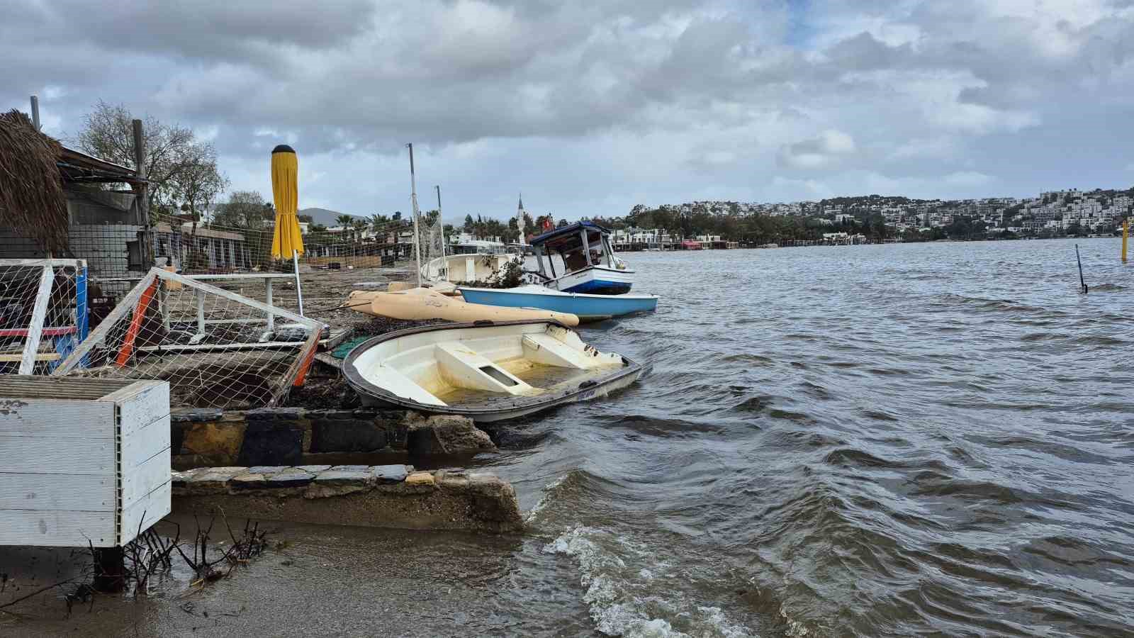 Bodrum’da tekneler kıyıya sürüklendi

