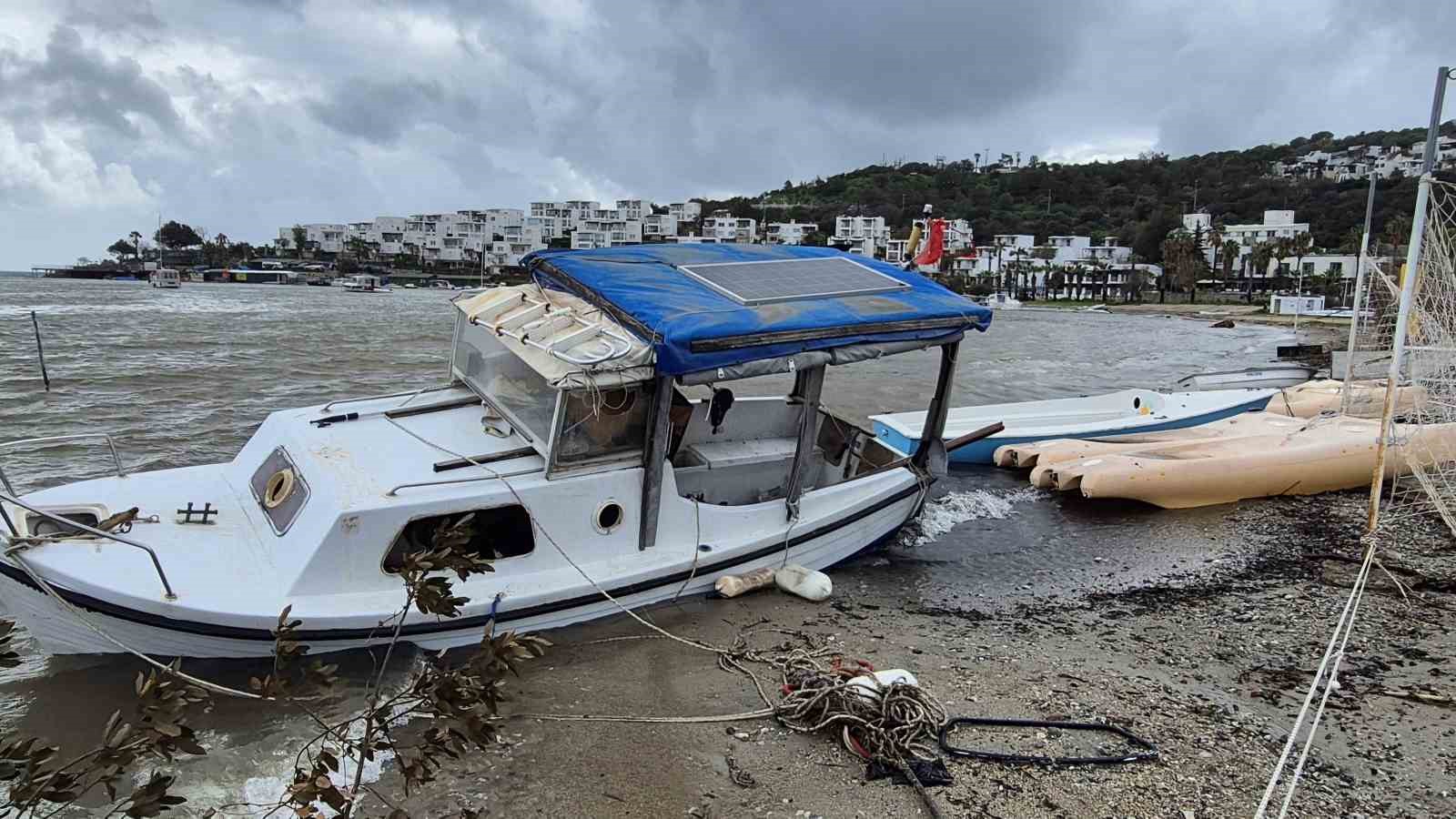 Bodrum’da tekneler kıyıya sürüklendi

