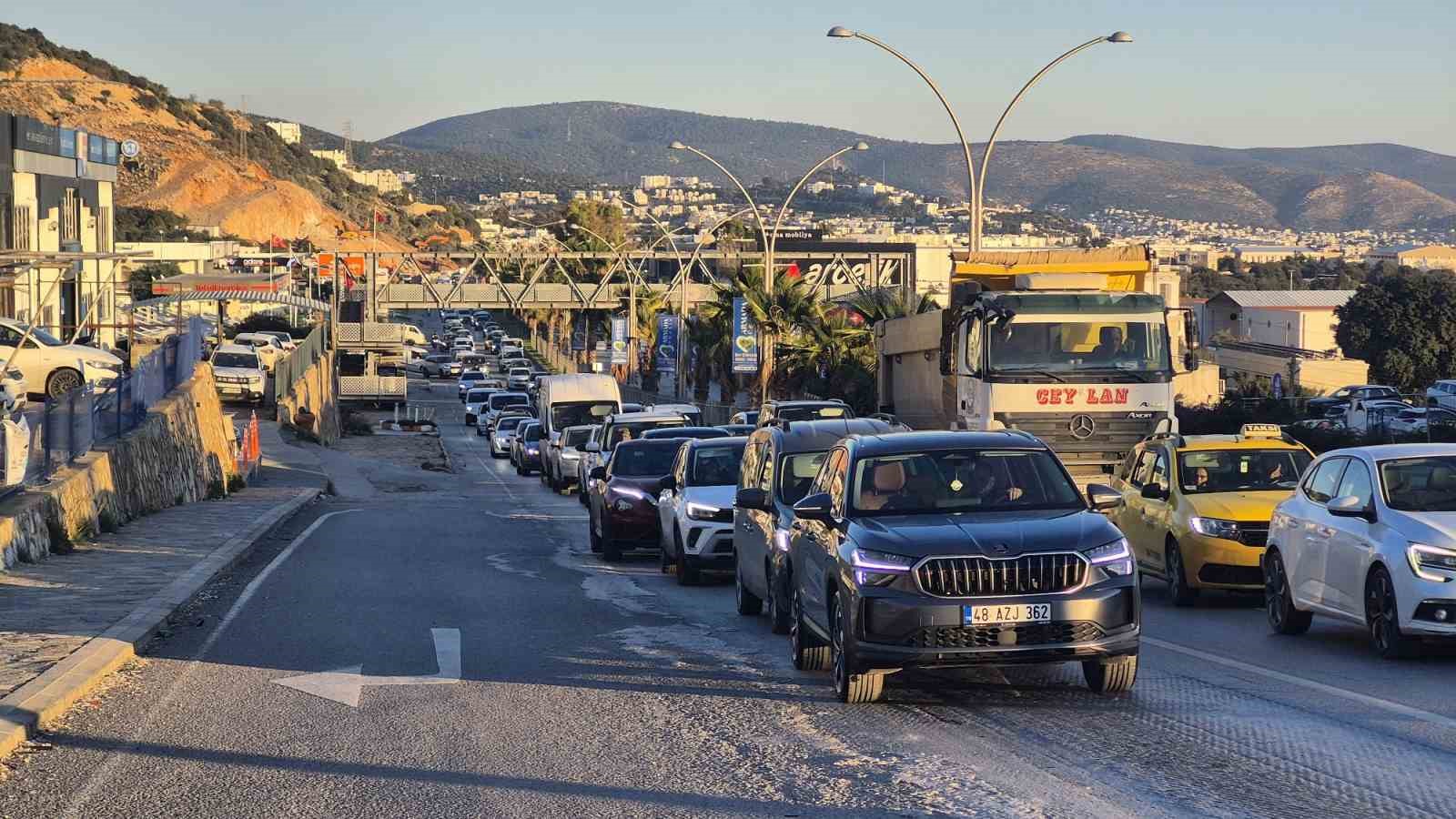 Bodrum’da yeni yıl trafiği: "Uzun araç kuyrukları oluştu"
