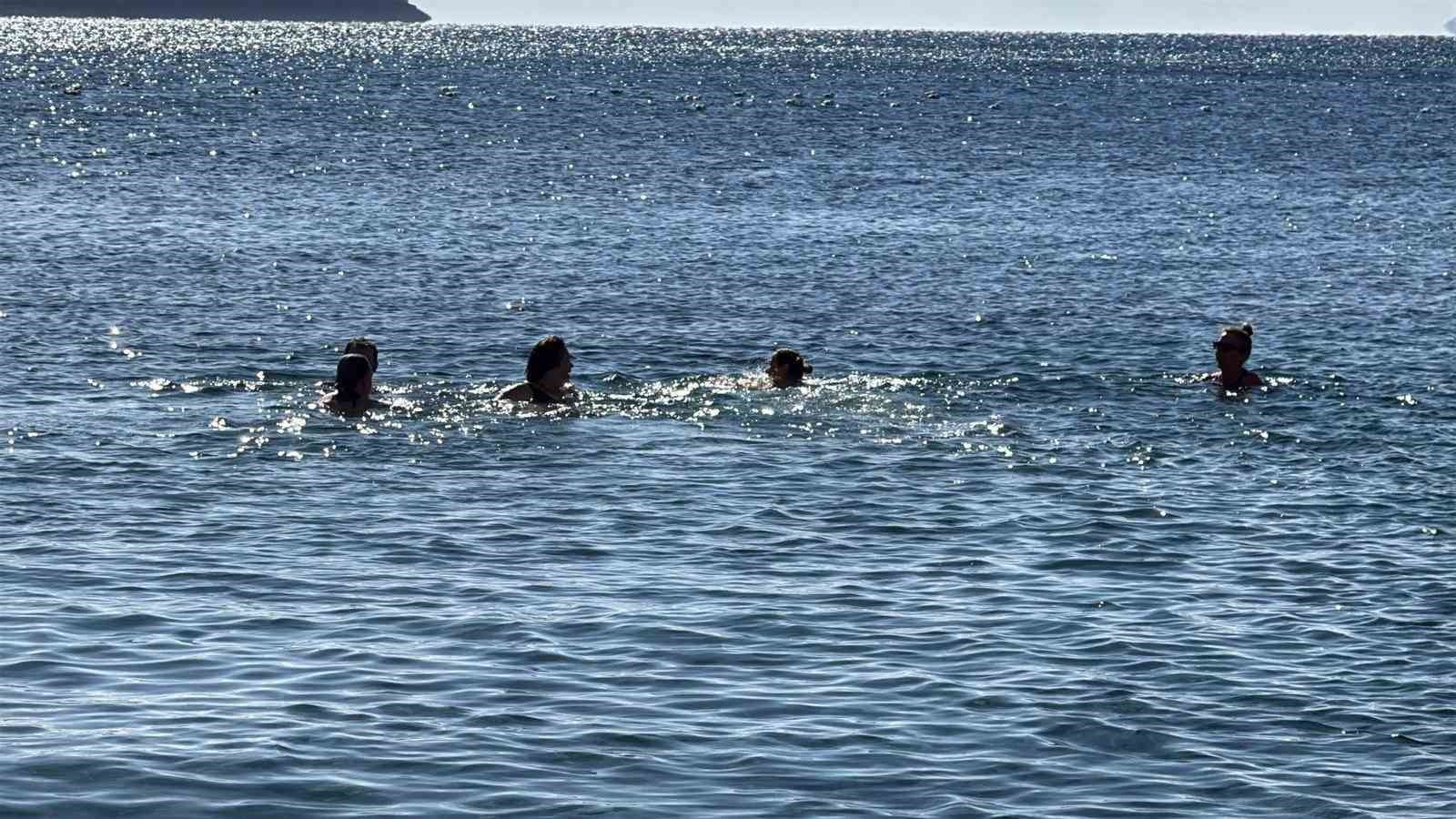 Bodrum’da yeni yılın ilk gününde denize girdiler
