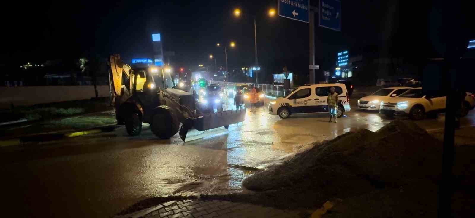 Bodrum’u sağanak vurdu: Araç sürüklendi, evleri su bastı

