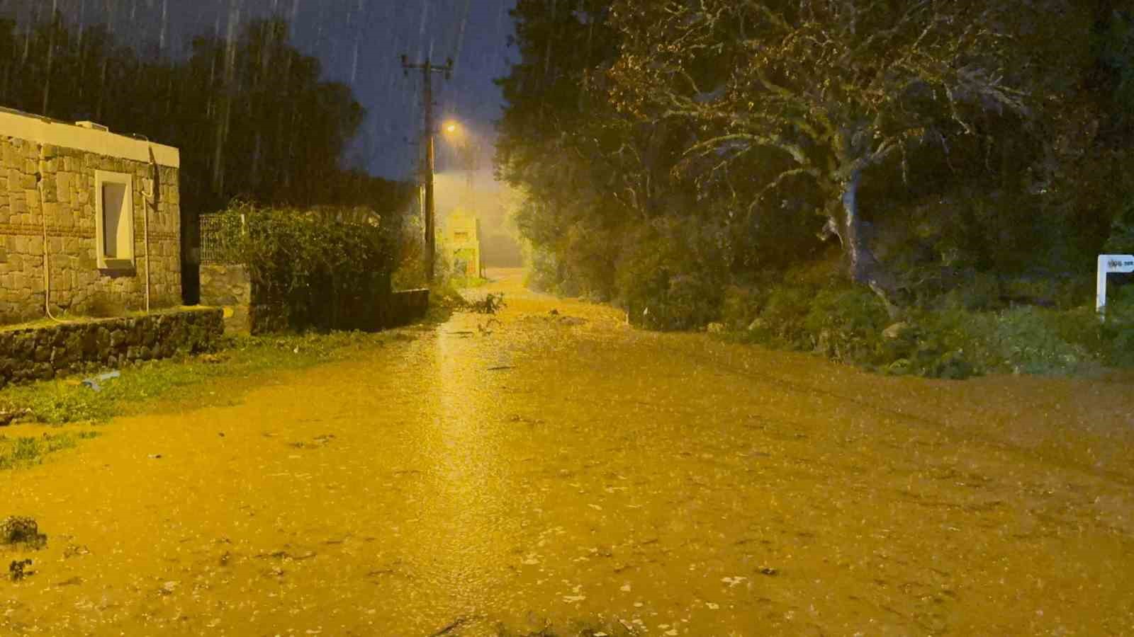 Bodrum’u sağanak vurdu: Araç sürüklendi, evleri su bastı
