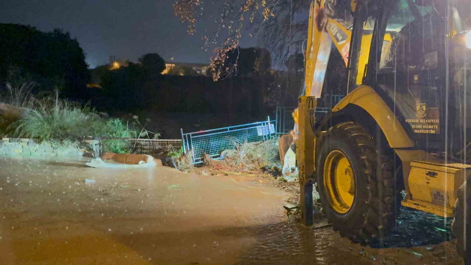 Bodrum’u sağanak vurdu: Araç sürüklendi, evleri su bastı
