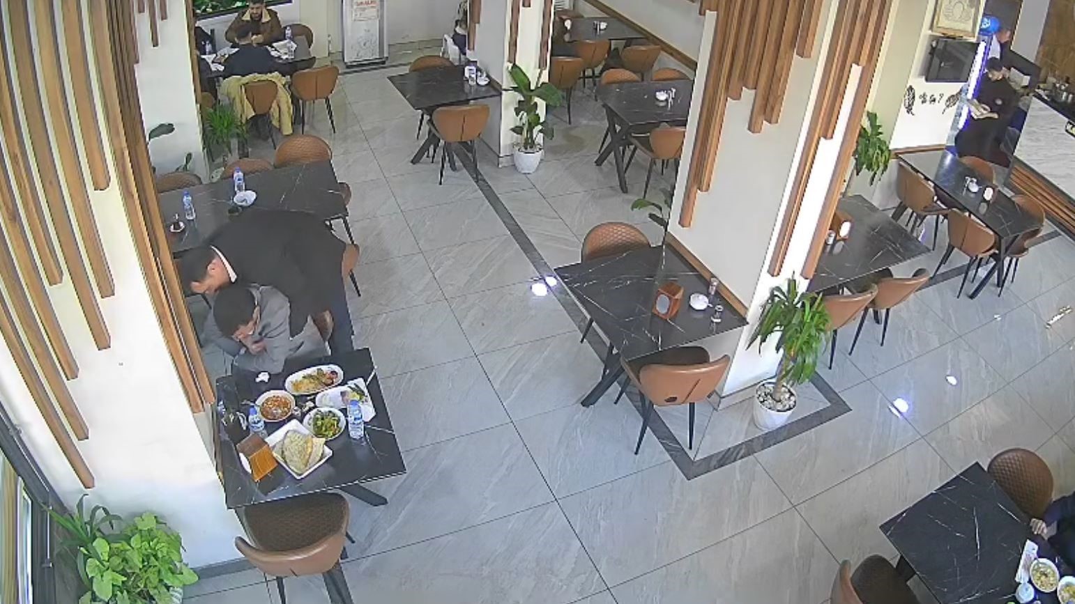 Boğazına kaçan pirinç tanesi canına mal oluyordu: O anları anlattı
