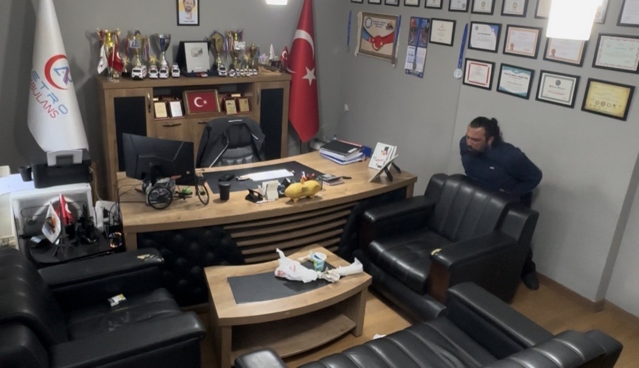 Boğazına lokma kaçan sağlık çalışanı kendi uyguladığı Heimlich manevrasıyla hayata tutundu
