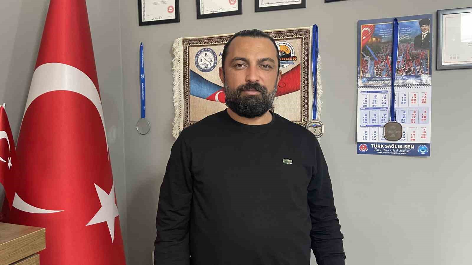 Boğazına lokma kaçan sağlık çalışanı kendi uyguladığı Heimlich manevrasıyla hayata tutundu
