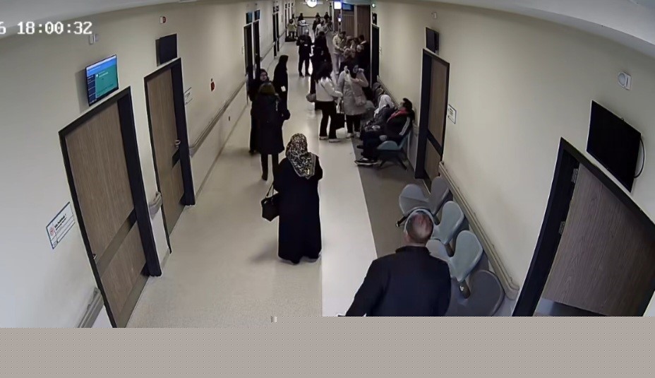 Boğazına şeker kaçan 3 yaşındaki çocuk, Heimlich manevrasıyla kurtarıldı
Boğazına şeker kaçan 3 yaşındaki çocuk, Heimlich manevrasıyla kurtarıldı