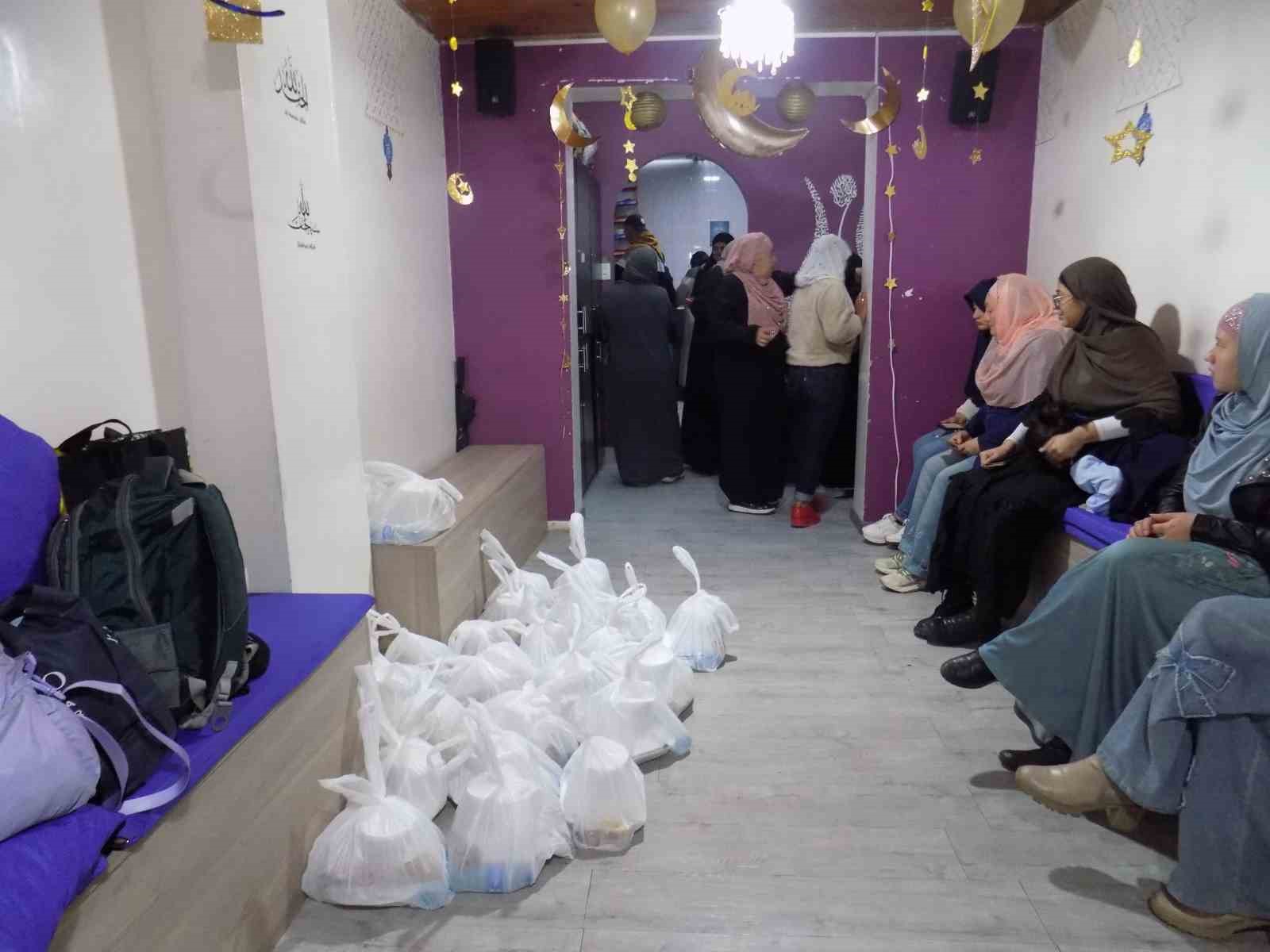 Bogota’taki Müslüman topluluk iftarını Estambul Camii’nde yapıyor
