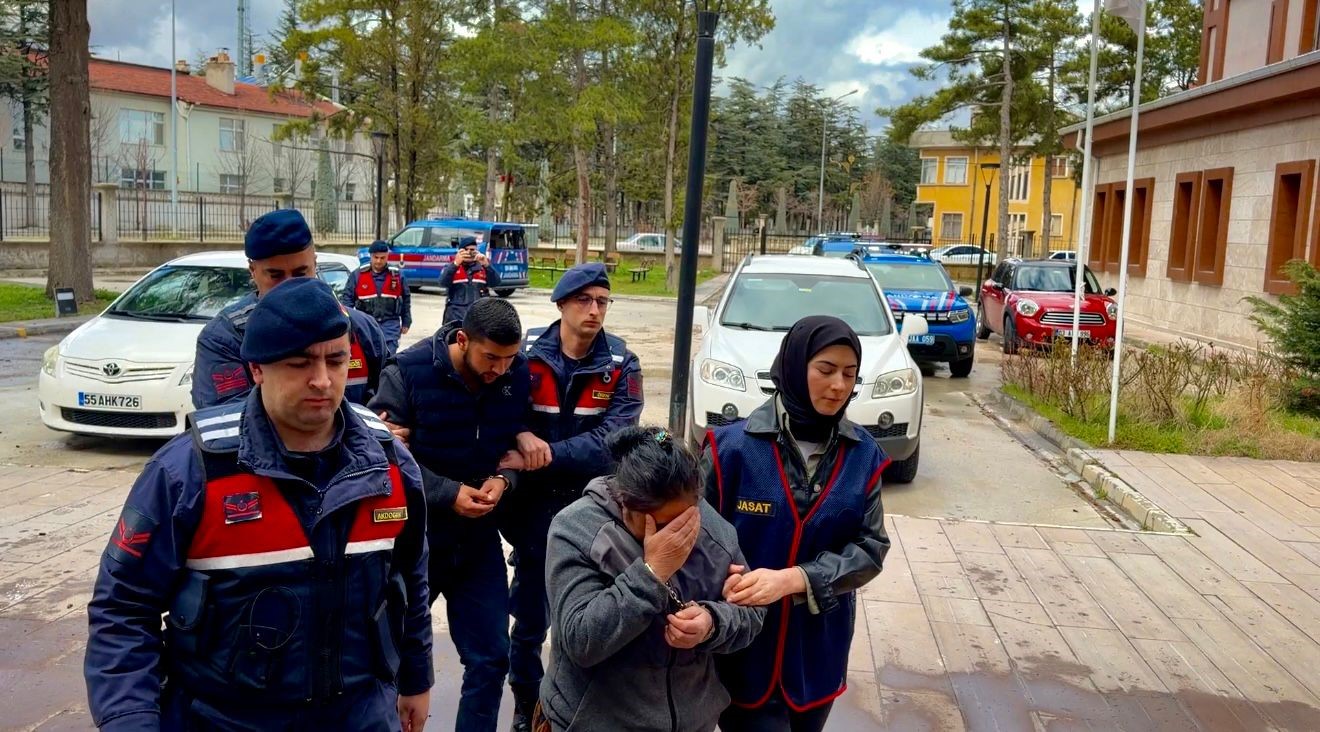 Bohçacı kılığında geldikleri köyde 880 bin TL’lik soygun yaptılar
Bohçacı kılığında geldikleri köyde 880 bin TL’lik soygun yaptılar