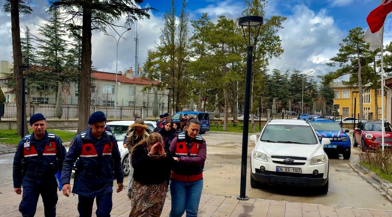 Bohçacı kılığında geldikleri köyde 880 bin TL’lik soygun yaptılar
Bohçacı kılığında geldikleri köyde 880 bin TL’lik soygun yaptılar