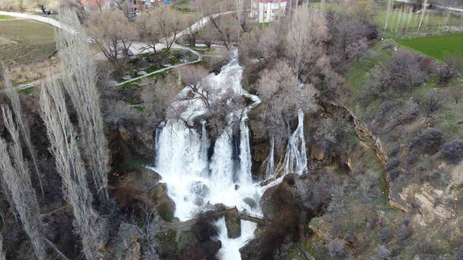 Bol yağışlar Sızır şelalesini coşturdu
