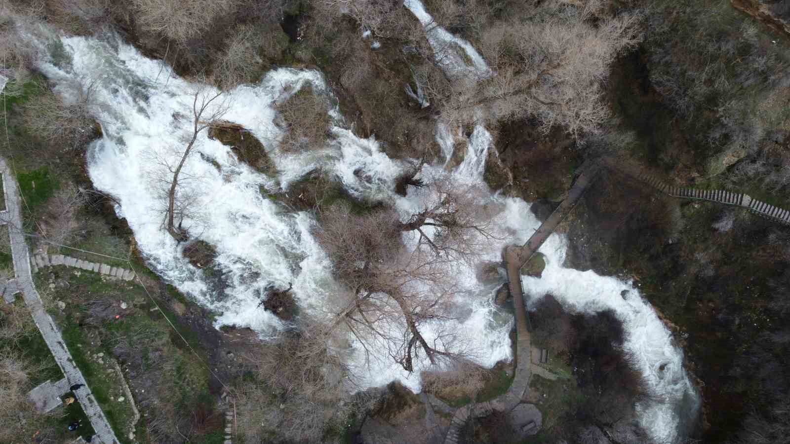 Bol yağışlar Sızır şelalesini coşturdu
