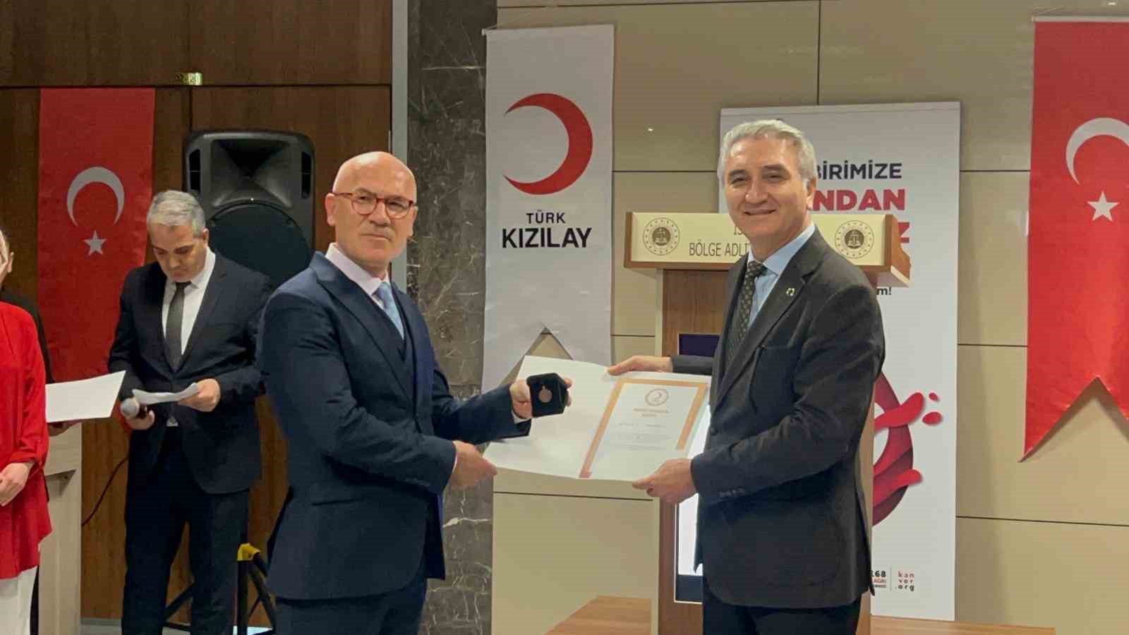 Bölge Adliye Mahkemesi’nde kan bağışında bulunan adliye personeline plaket verildi
