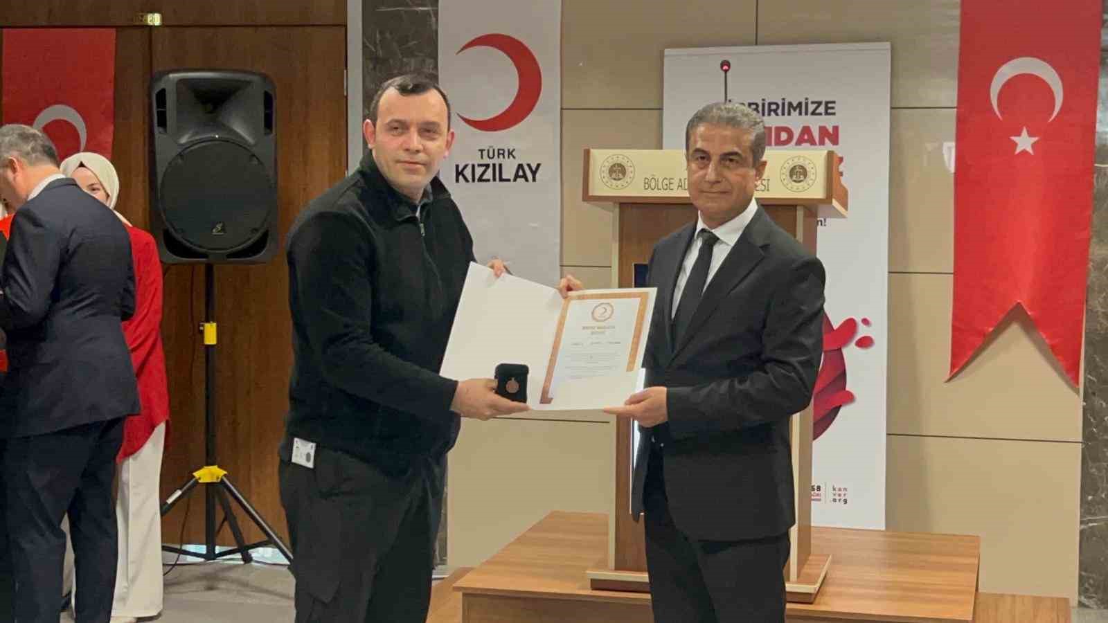 Bölge Adliye Mahkemesi’nde kan bağışında bulunan adliye personeline plaket verildi
