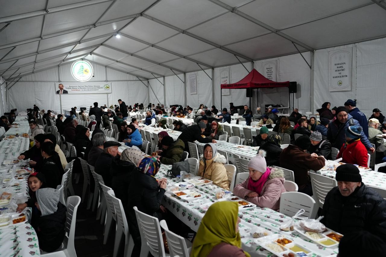 Bolu Belediyesi iftar çadırına yoğun ilgi
