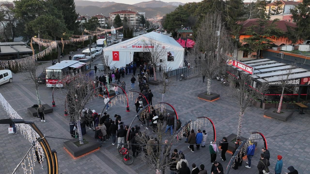 Bolu Belediyesi iftar çadırına yoğun ilgi
