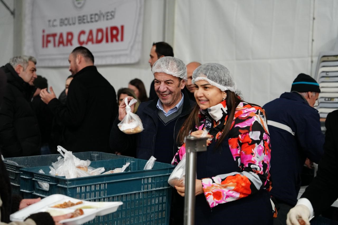 Bolu Belediyesi iftar çadırına yoğun ilgi
