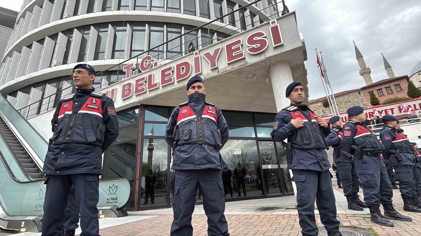 Bolu Belediyesi’nde jandarma ekipleri inceleme çalışmasını bitirdi: Evraklar götürüldü
